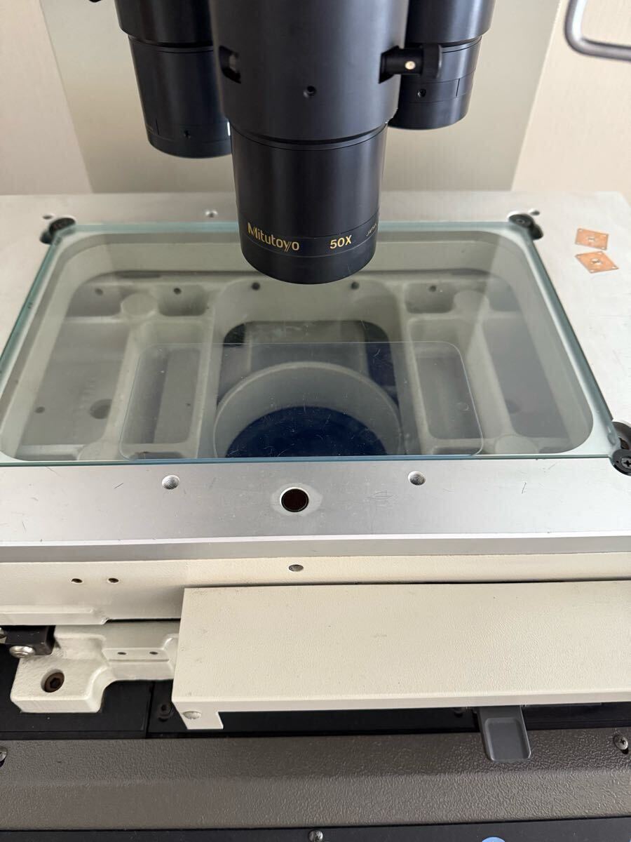 Mitutoyo PJ-3000F Projector with Sakae Stand [n1194449368]