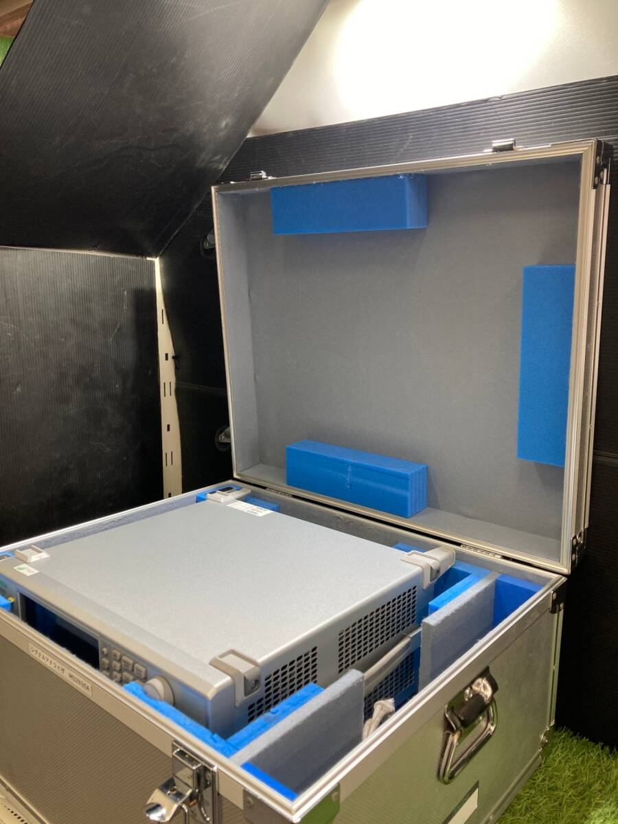 Anritsu MS2830A Signal Analyzer [v1198389103]