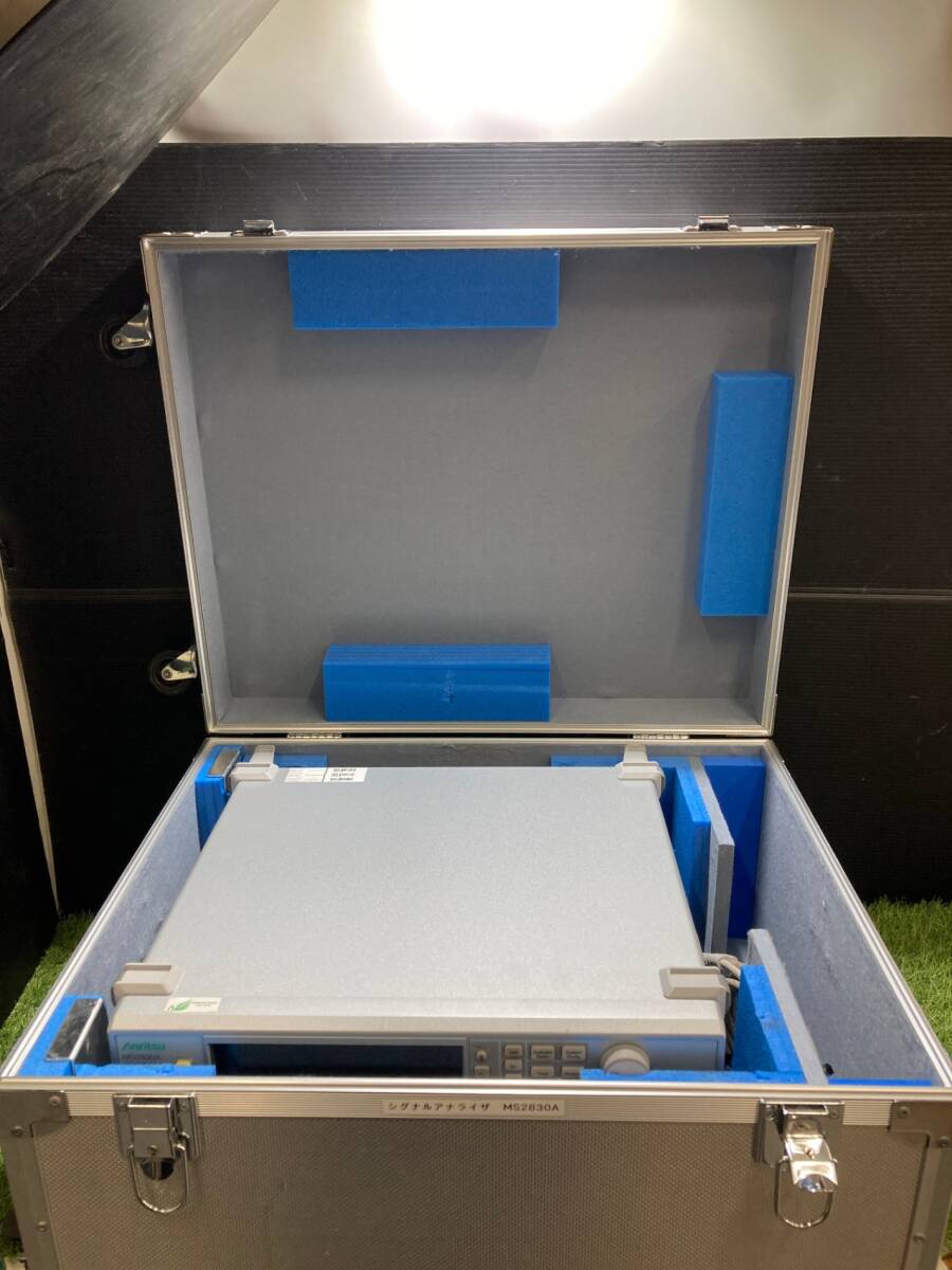 Anritsu MS2830A Signal Analyzer [v1198389103]
