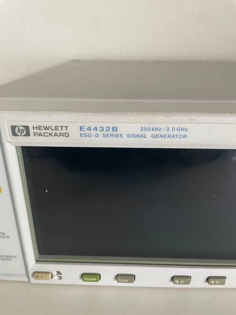 HEWLETT PACKARD E4432B ESG-D Digital RF Signal Generator [d1219342224]