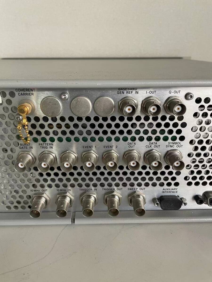 HEWLETT PACKARD E4432B ESG-D Digital RF Signal Generator [d1219342224]