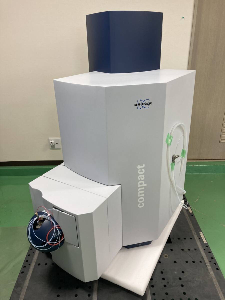 Bruker compact QTOF High Resolution Mass Spectrometer with HS602 Rotary Vacuum Pump (for parts or not working) [v1236929998]