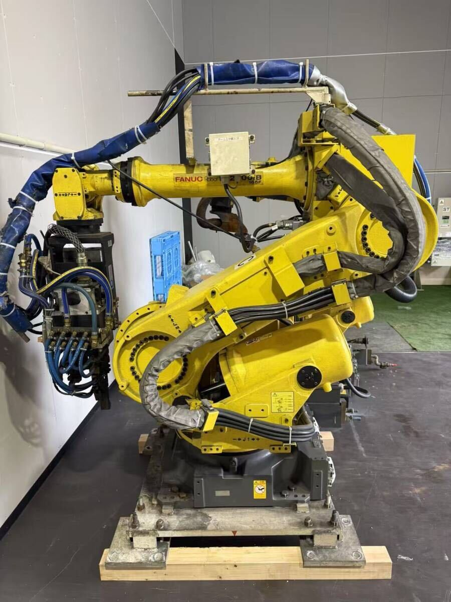 FANUC R-2000iB/165F Industrial Robot [w1238594901]