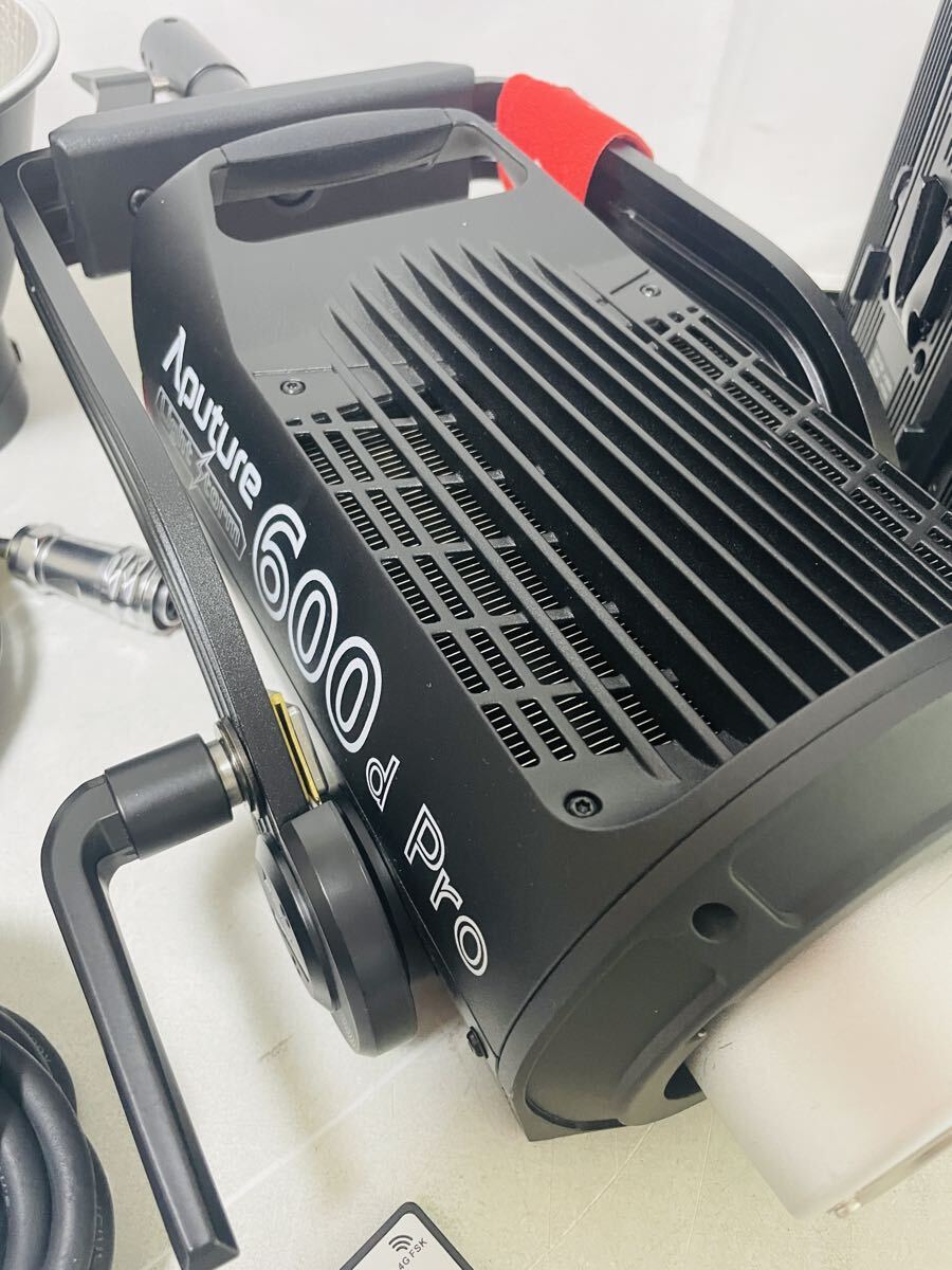 Aputure LS 600d Pro 600W LED Light with Carrying Case [u1238634614]