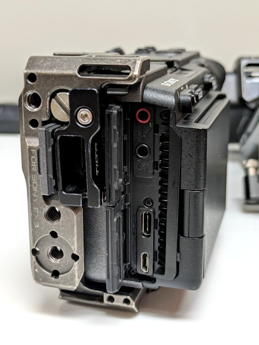 SONY ILME-FX3 Camera Body with XLR Handle and Tilta Rig 4 pcs Battery [b1242489402]