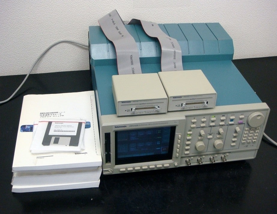 Tektronix AWG420 Arbitrary Waveform Generator 200MHz 16bit 2CH [n412879797]