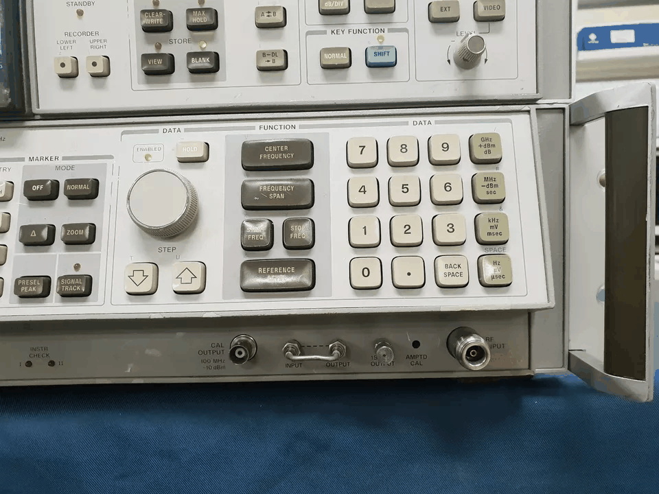 HP 8566B Spectrum Analyzer 100Hz-22GHz (for parts or not working) [f1169325609]