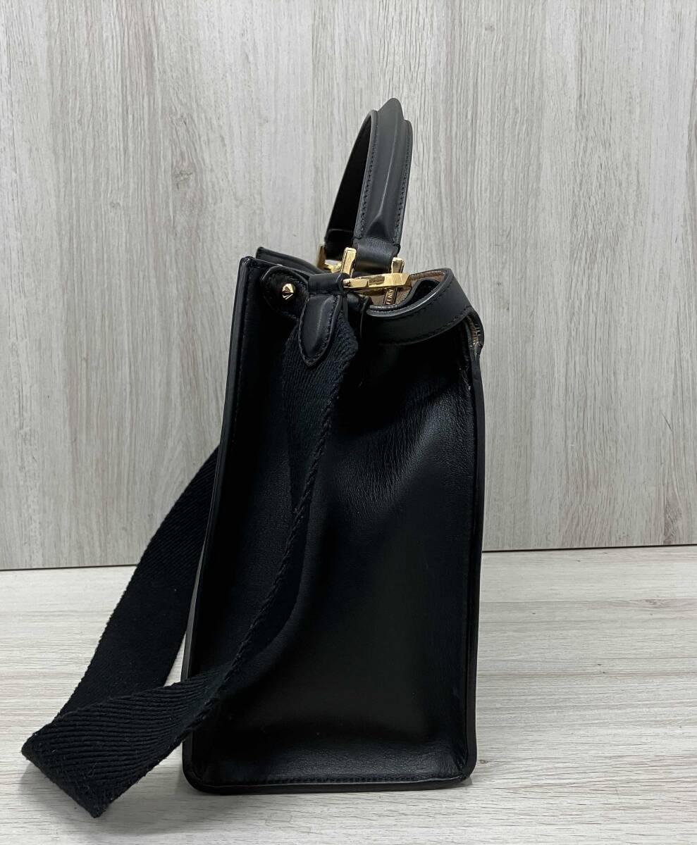 Fendi Peekaboo X-Light Medium Shoulder Bag Black [r1220606640]